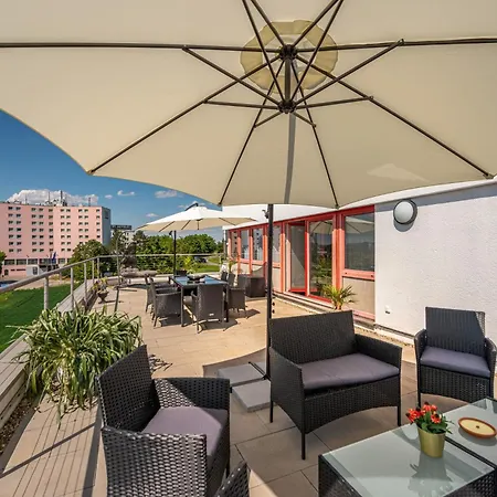 Great Place Top Penthouse Stuttgart Airport & Messe Appartement *